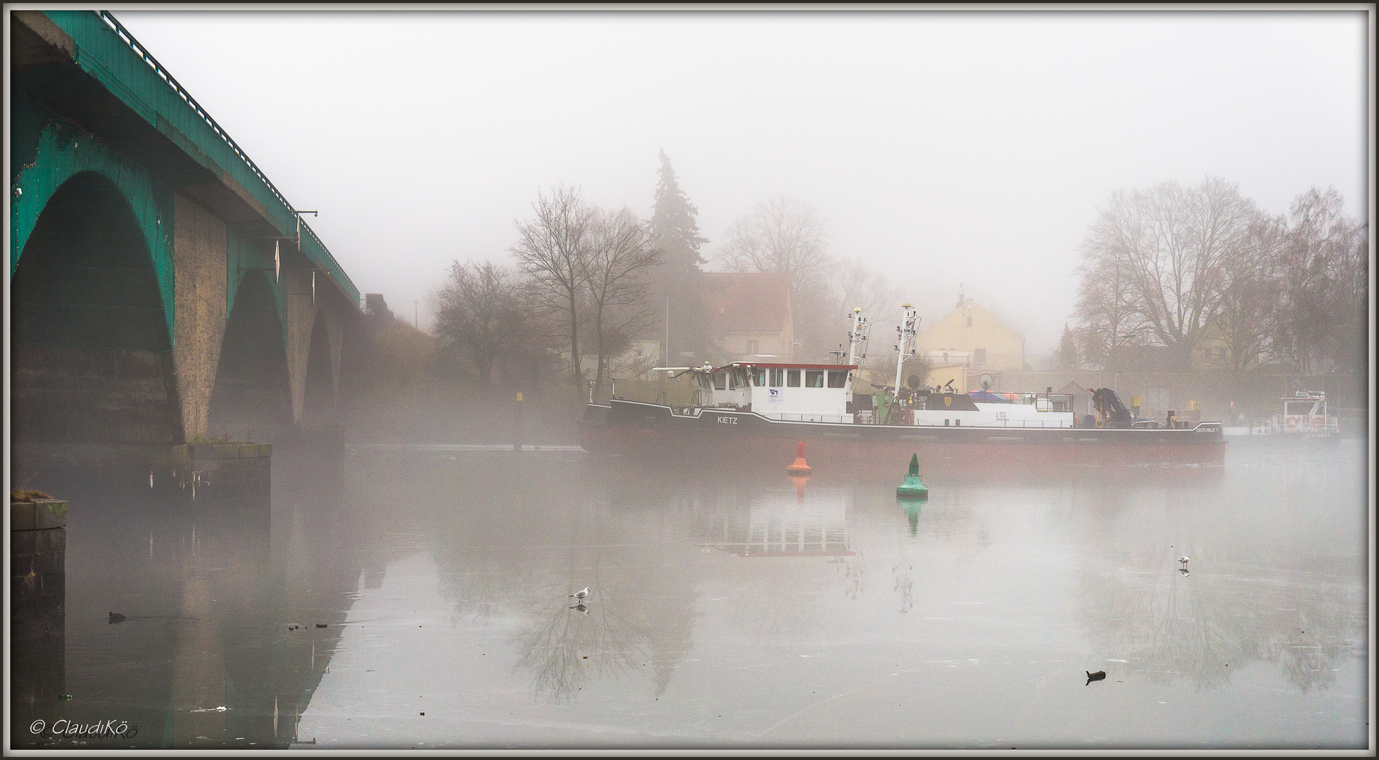 Am Wasser im Nebel