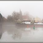 Am Wasser im Nebel