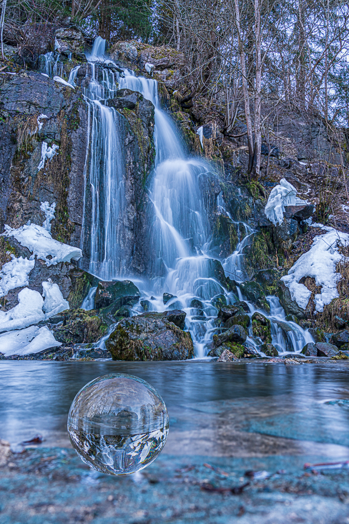 Am Wasserfall gekugelt (2)