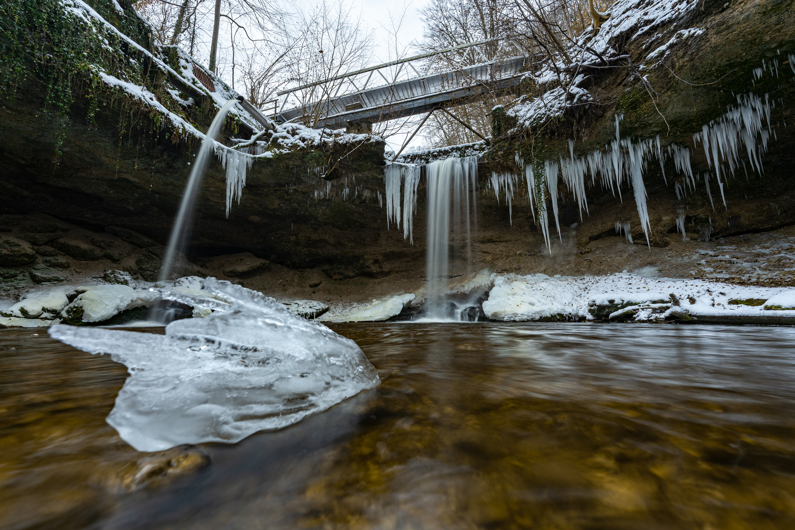 Am Wasserfall im Winter - mit Video