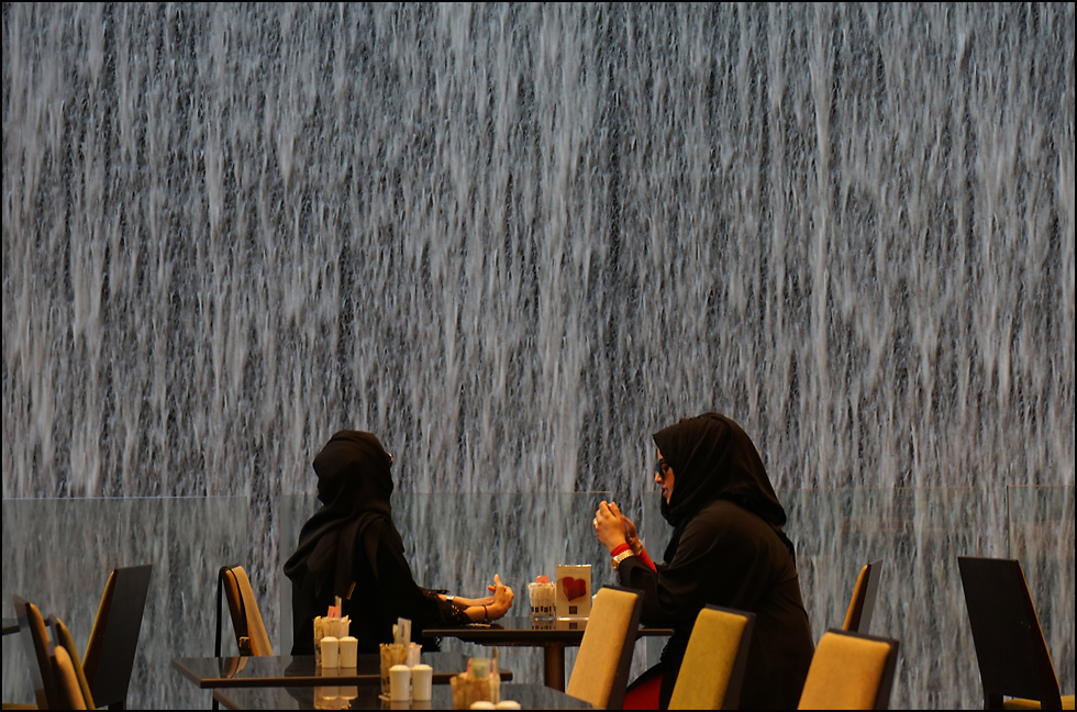 am Wasserfall in der Dubai Mall