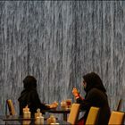 am Wasserfall in der Dubai Mall