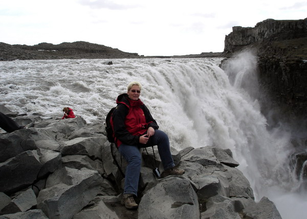 Am Wasserfall in Island