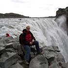 Am Wasserfall in Island