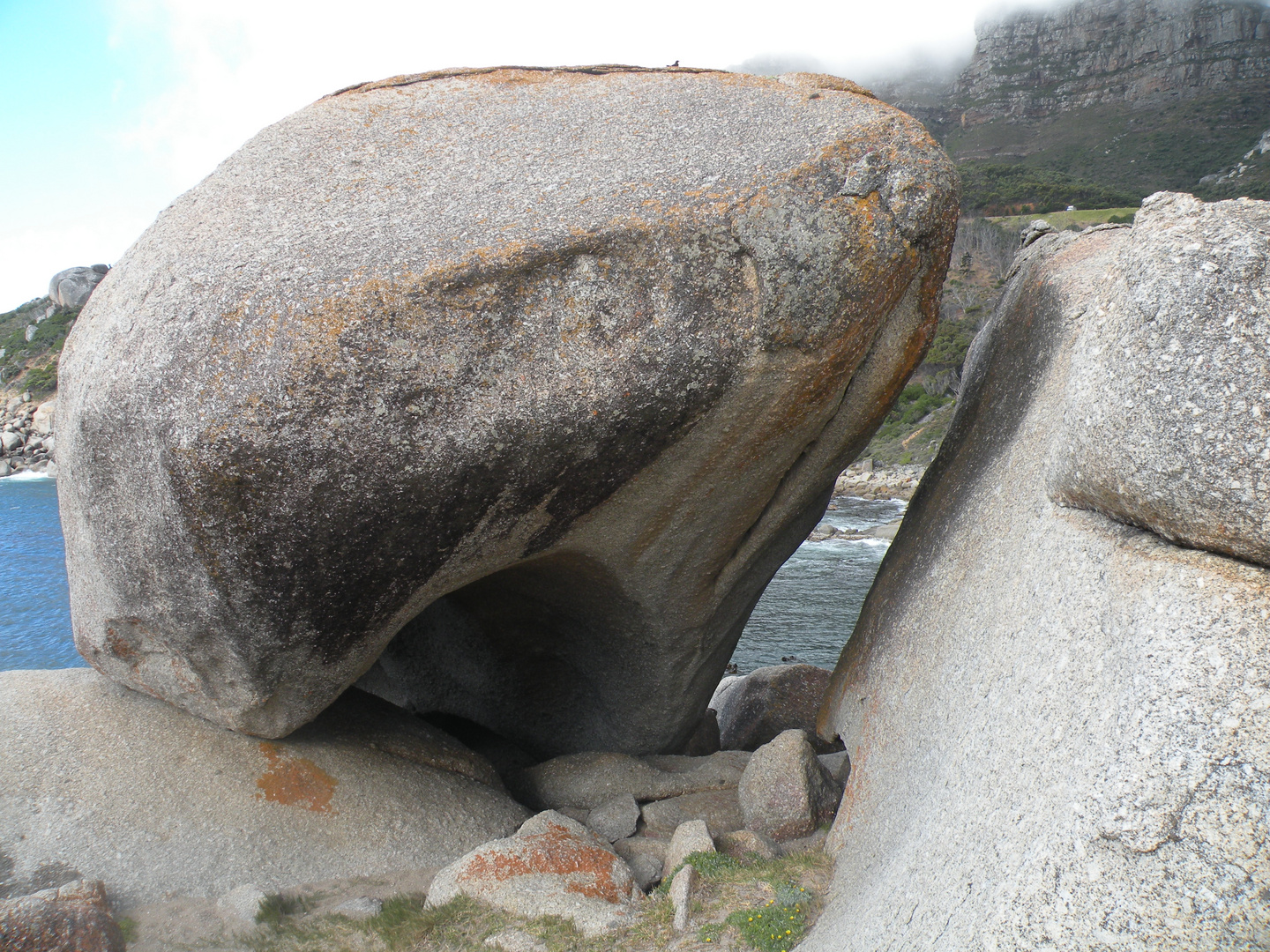 Am Wegesrand entdeckt. Felsen so groß wie ein Haus .