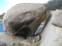 Am Wegesrand entdeckt. Felsen so groß wie ein Haus .