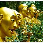 am Wegrand Spalier sitzende Buddhas