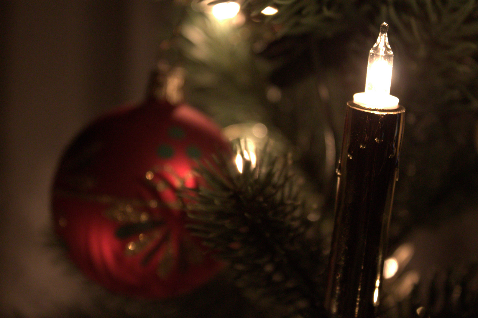 Am Weihnachtsbaum die Lichter brennen