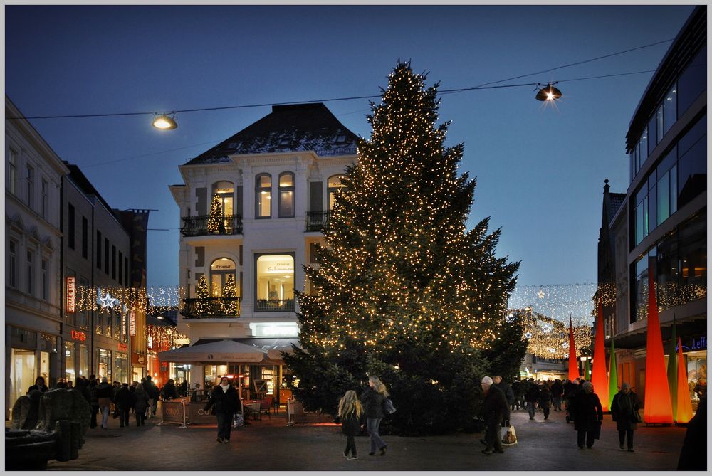 Am Weihnachtsbaume die Lichter brennen . . .