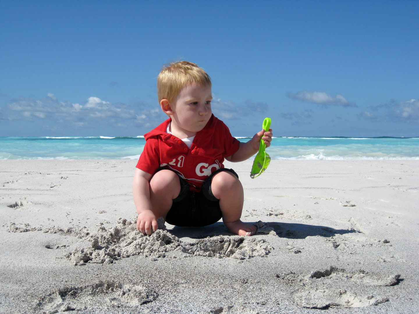 am weißen Strand