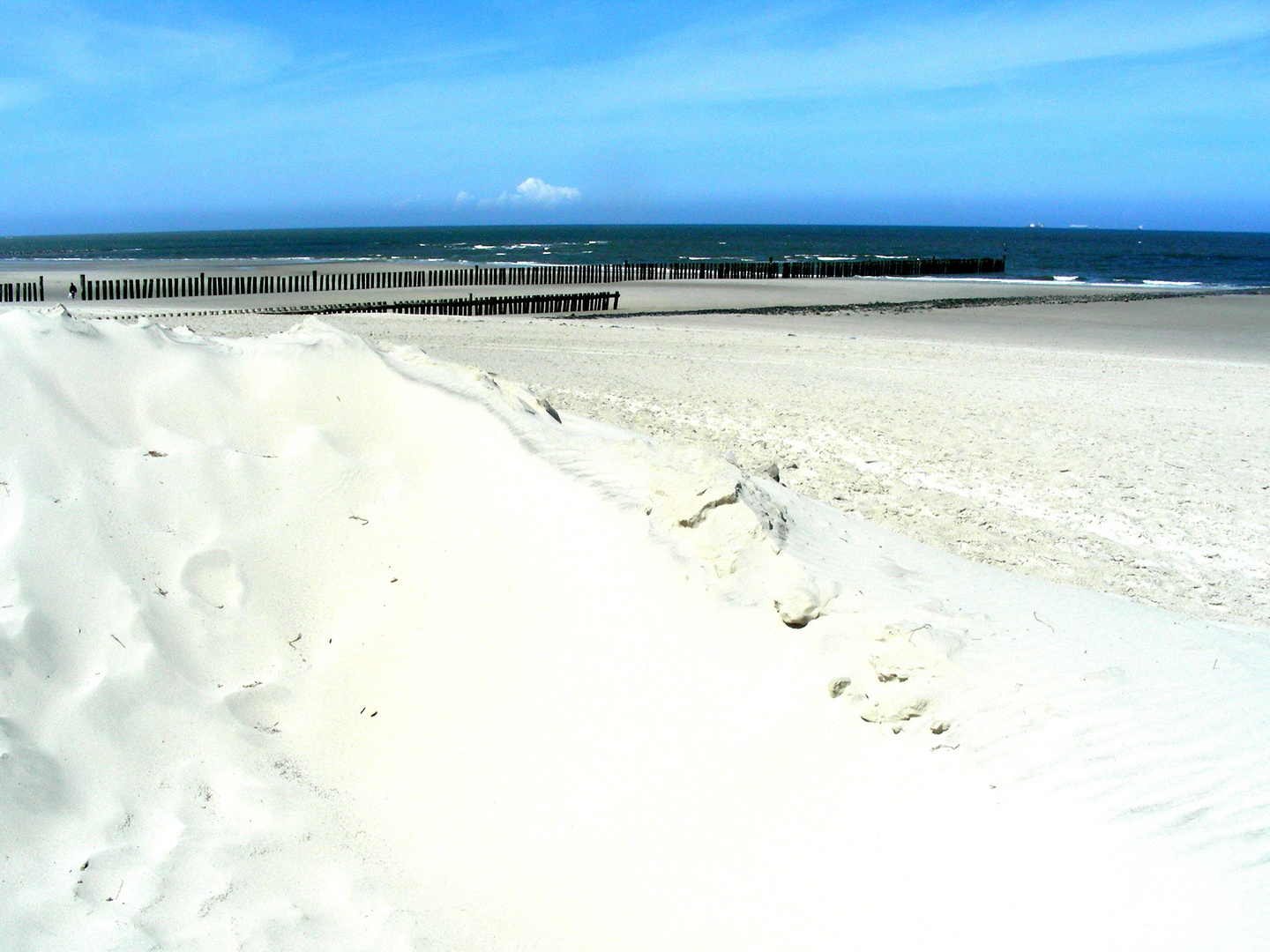 Am weißen Strand von...