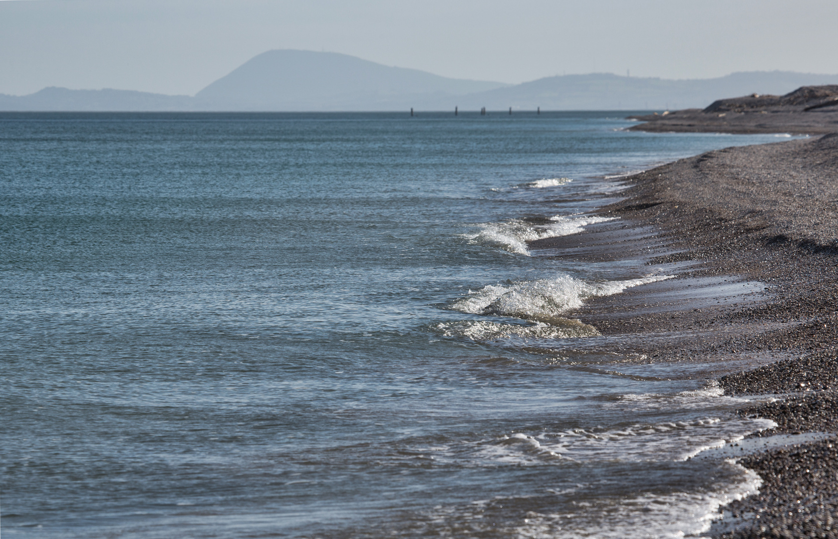 am Winter-Strand von Marotta mit Blick bis zum