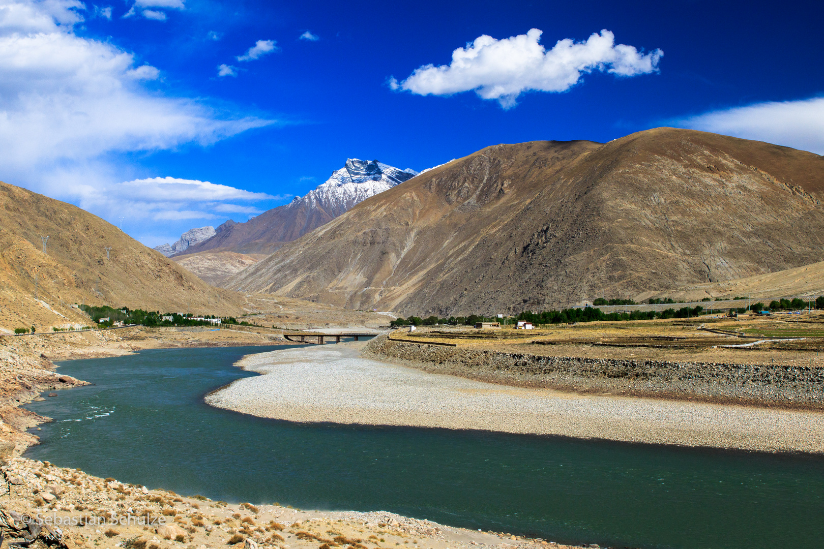 am Yarlung Tsangpo (Brahmaputra) vor den Kara-Bergen