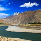 am Yarlung Tsangpo (Brahmaputra) vor den Kara-Bergen