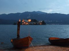 am Ziel: bei Rotwein am Largo d'Orta sitzen