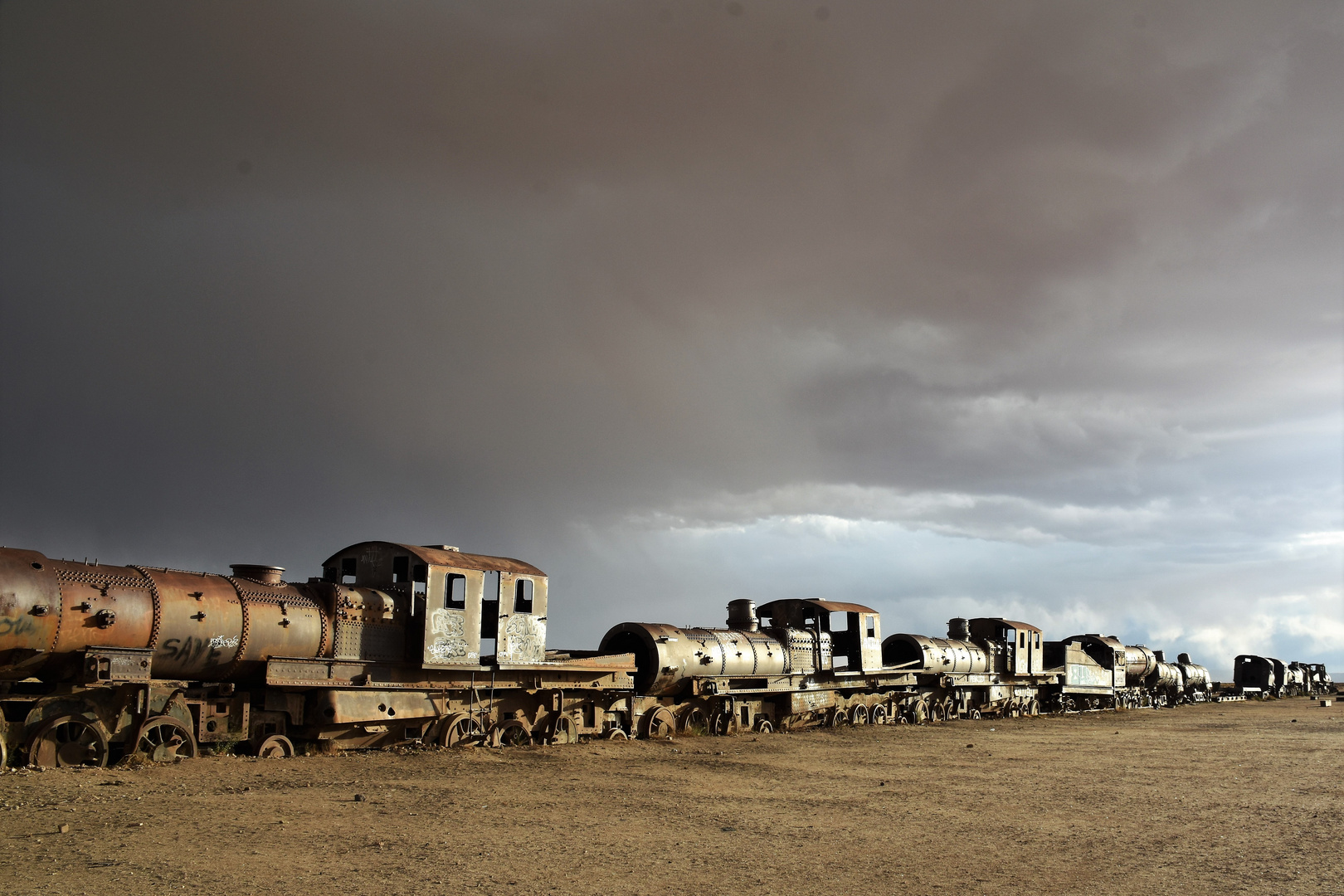 Am Zugfriedhof in Uyuni, Bolivien