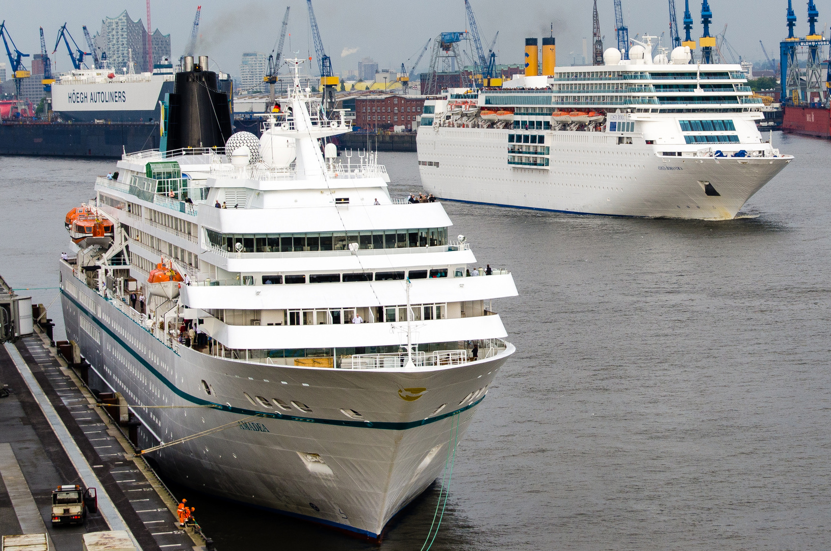 Amadea & Costa neoRomantica im Hamburger Hafen