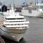 Amadea & Costa neoRomantica im Hamburger Hafen