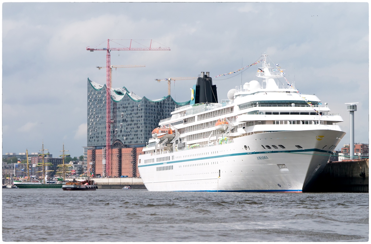 Amadea vor Elbphilharmonie