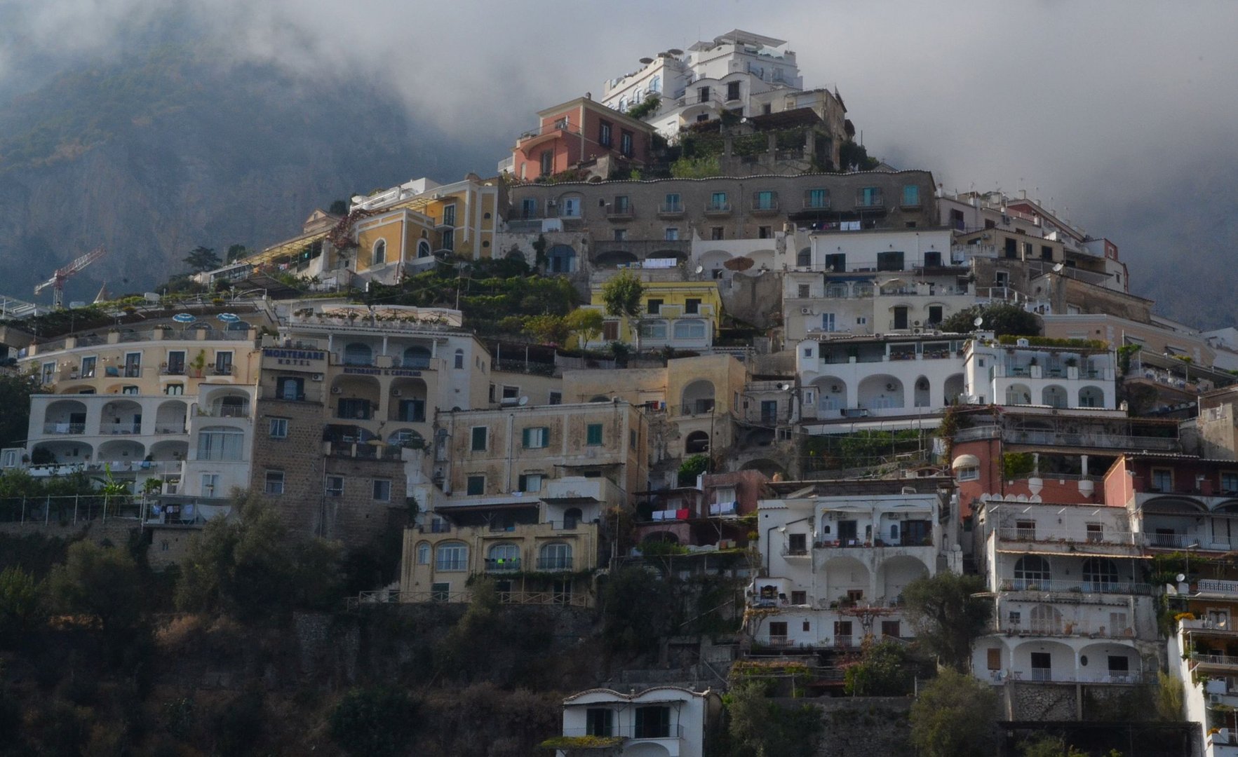 Amalfi - gigantisch in die Felsen gebaut...