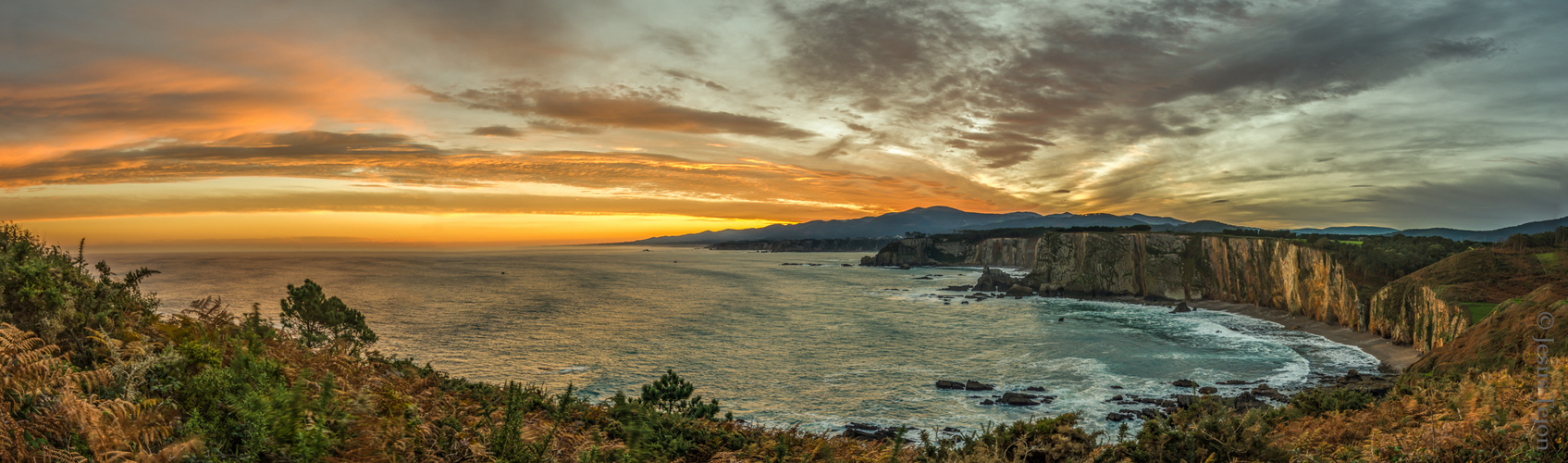 Amanece en Busto, Asturias.