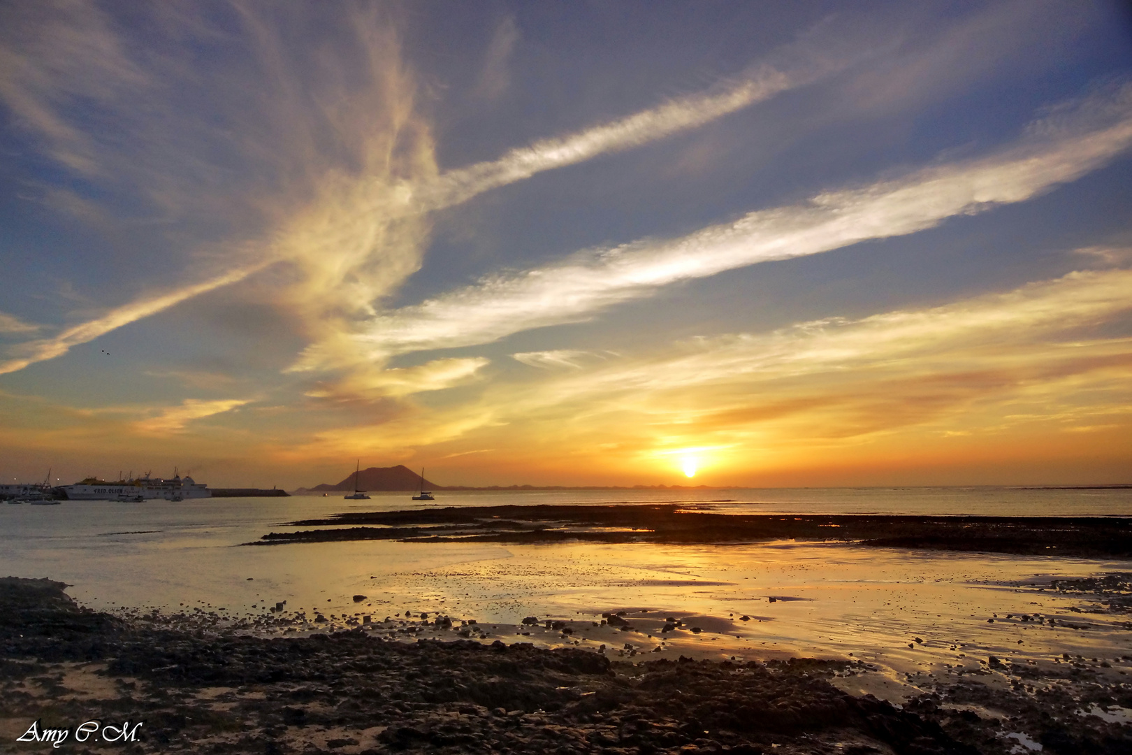 AMANECE EN CORRALEJO (FUERTEVENTURA). Dedicada a PILAR PRIETO.