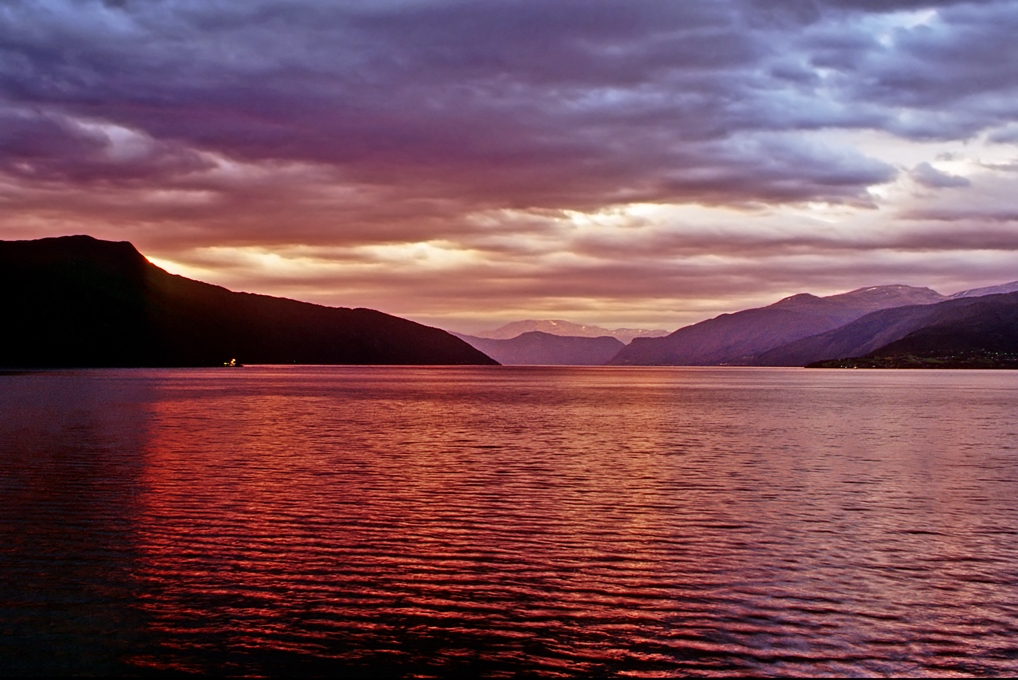 Amanece en el fiordo de Los Sueños. Noruega