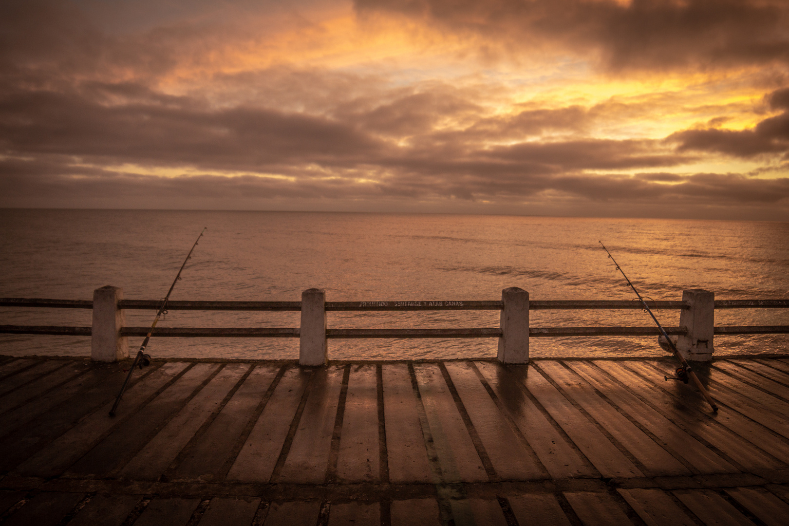 Amanece  en el muelle 