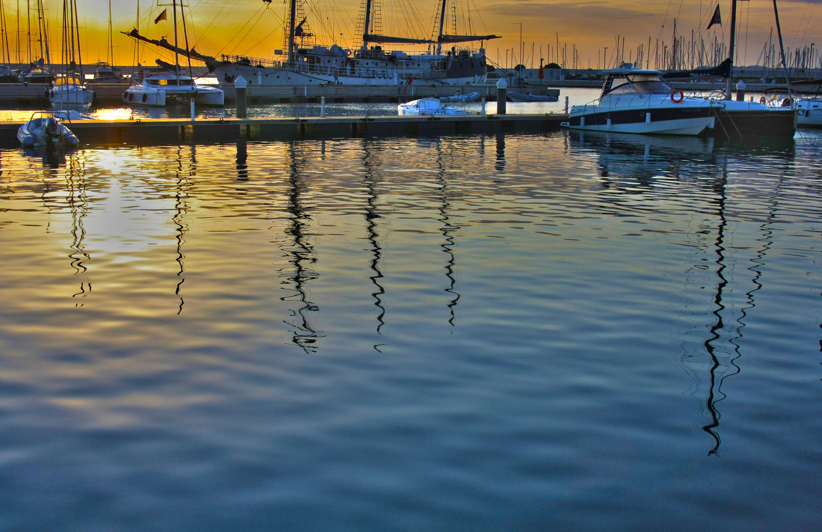 Amanece en el puerto de Valencia