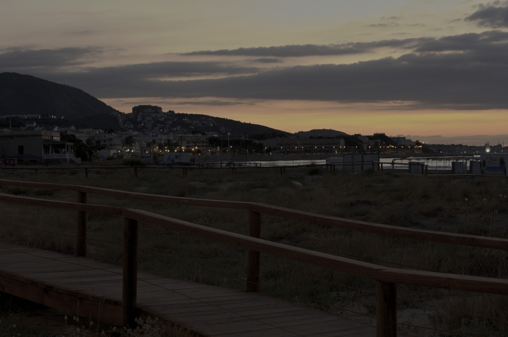 Amanece en la playa.