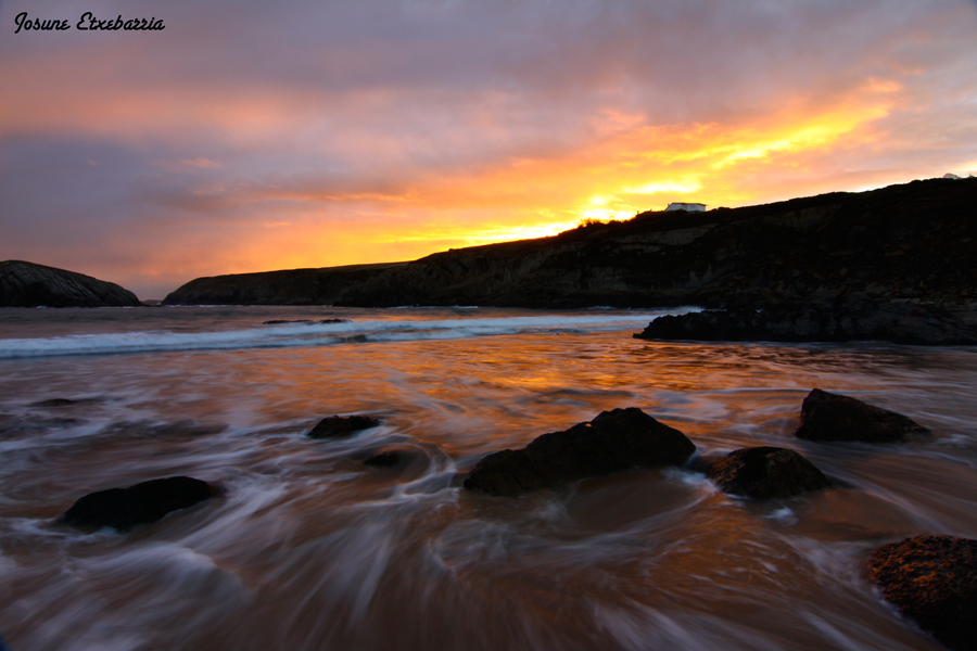 Amanece en la playa de La Arnía (Cantabria)