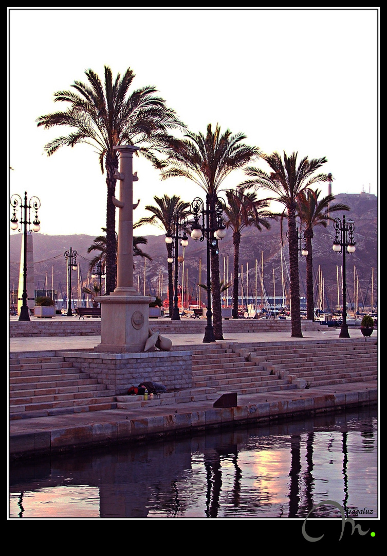 Amanece en un rincón del puerto