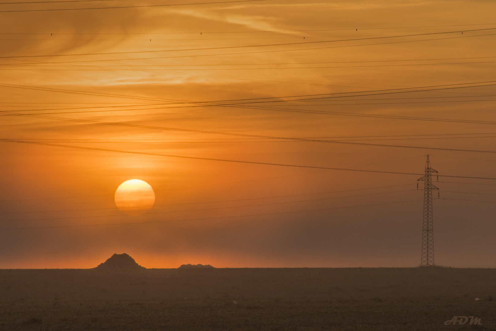 Amanece entre los cables