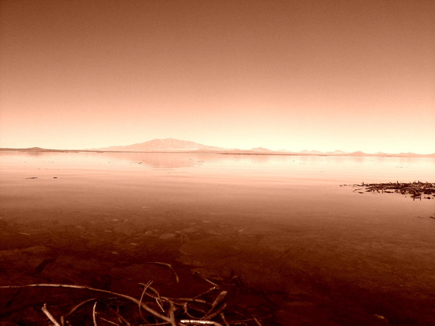 amanecer de invierno sobre las calidas aguas