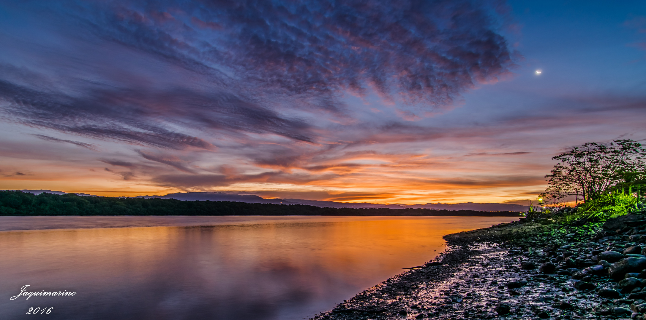 Amanecer en el estero de Puntarenas