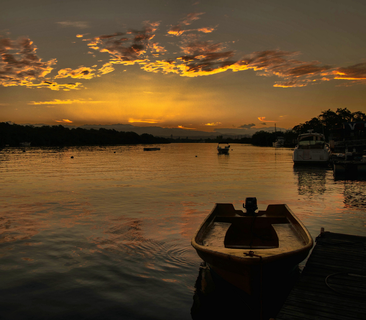 Amanecer en el estero del Club de Yates, Puntarenas.