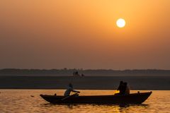 AMANECER EN EL GANGES I