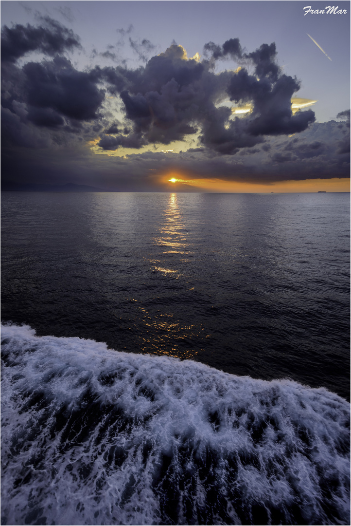 Amanecer en el mar