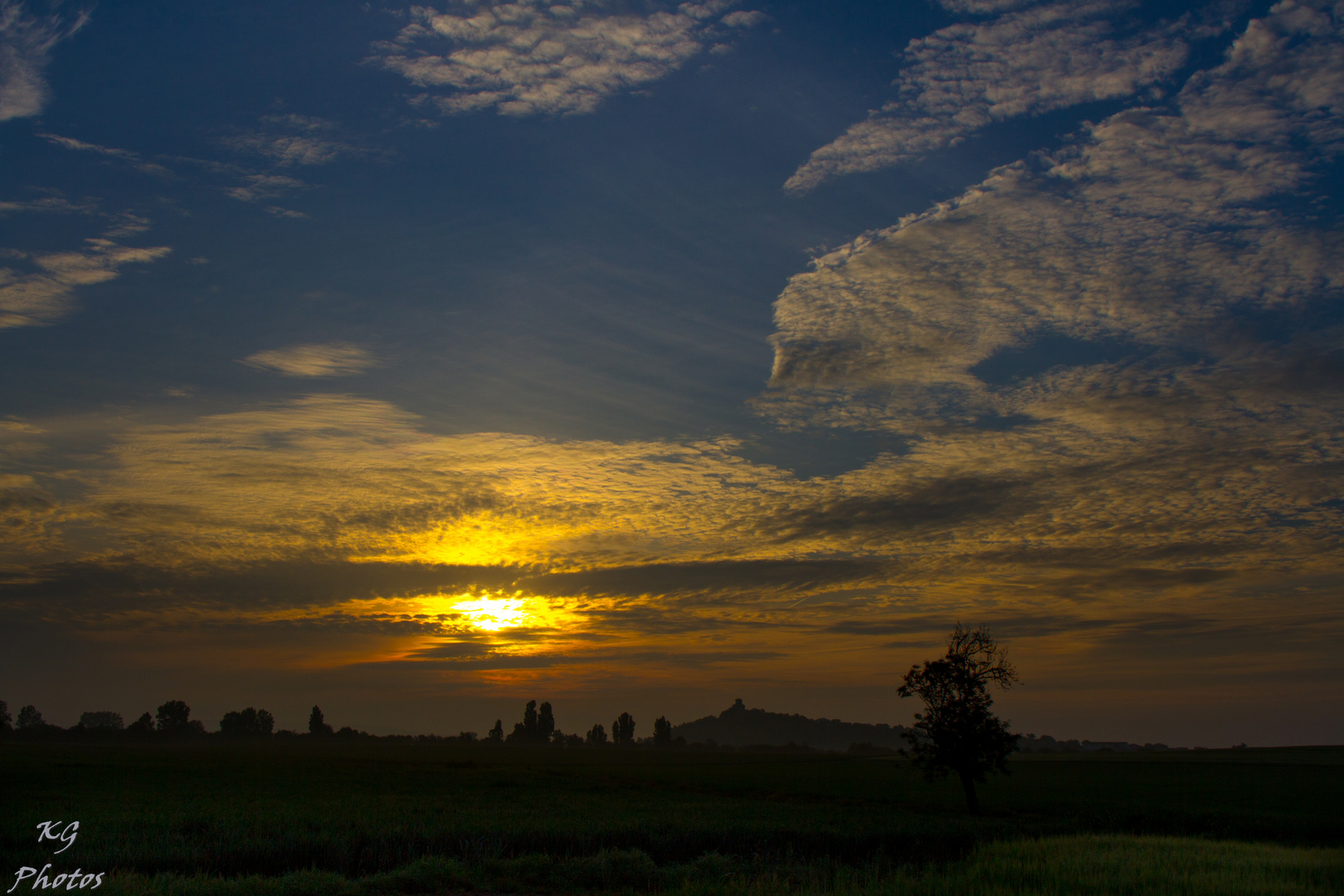 Amanecer en el pueblo de MANZANOS ( ALAVA )