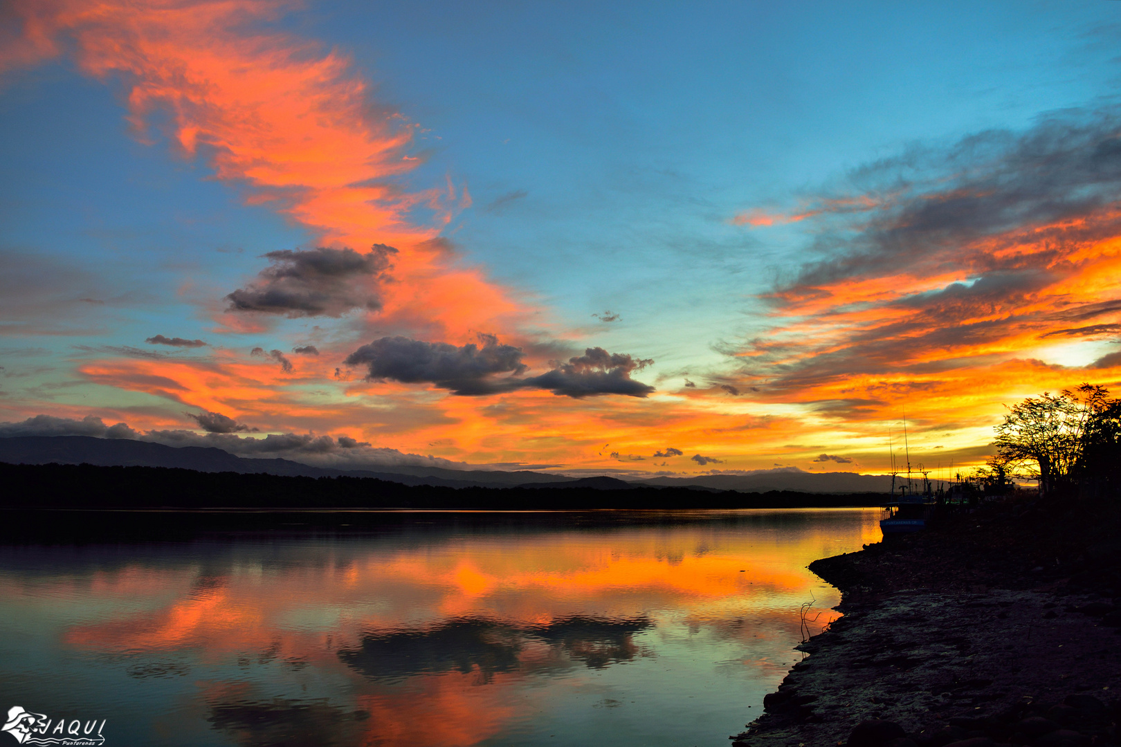 Amanecer en estero del Cocal en Puntarenas Costa Rica