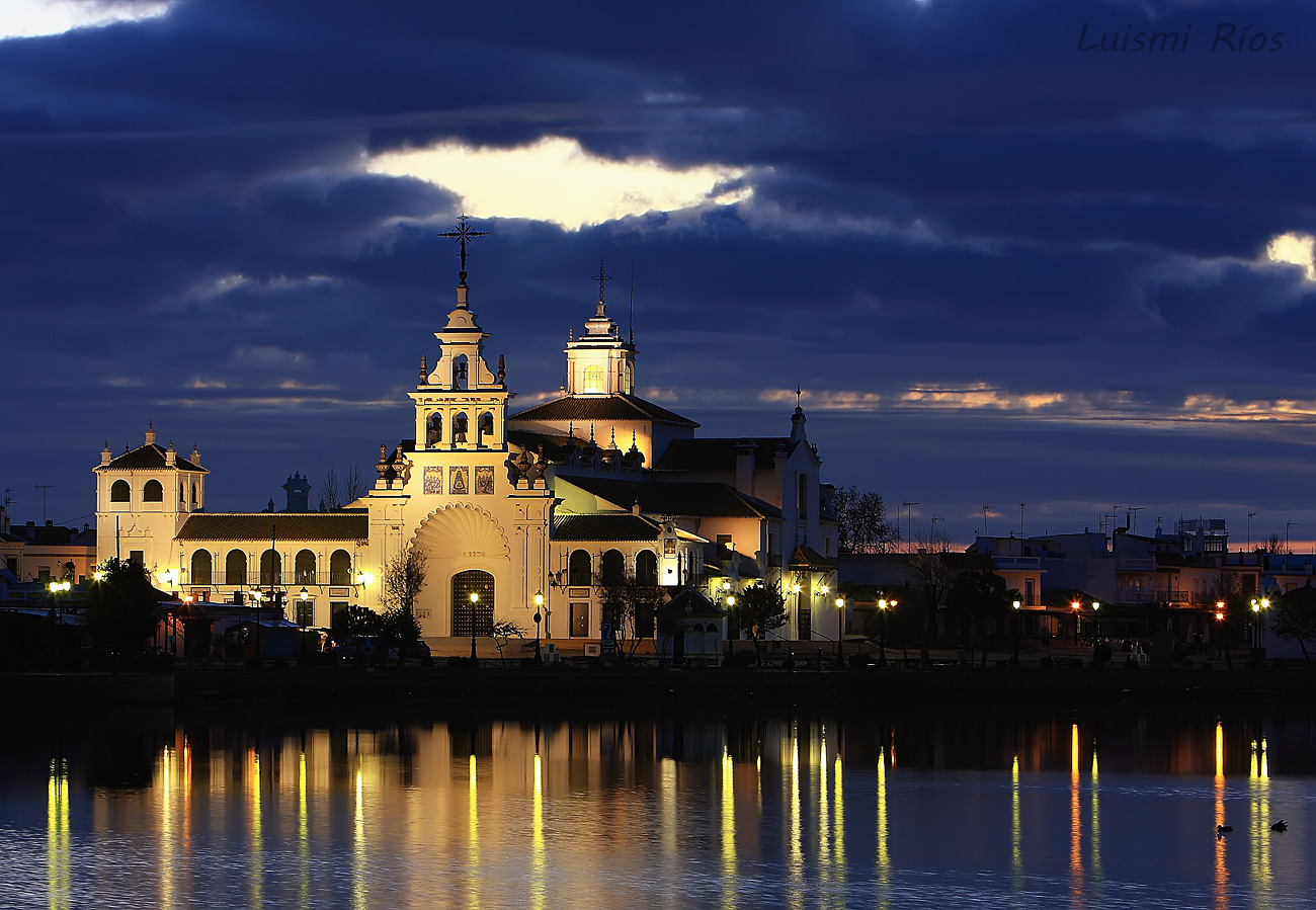 Amanecer en la aldea de "El Rocio"