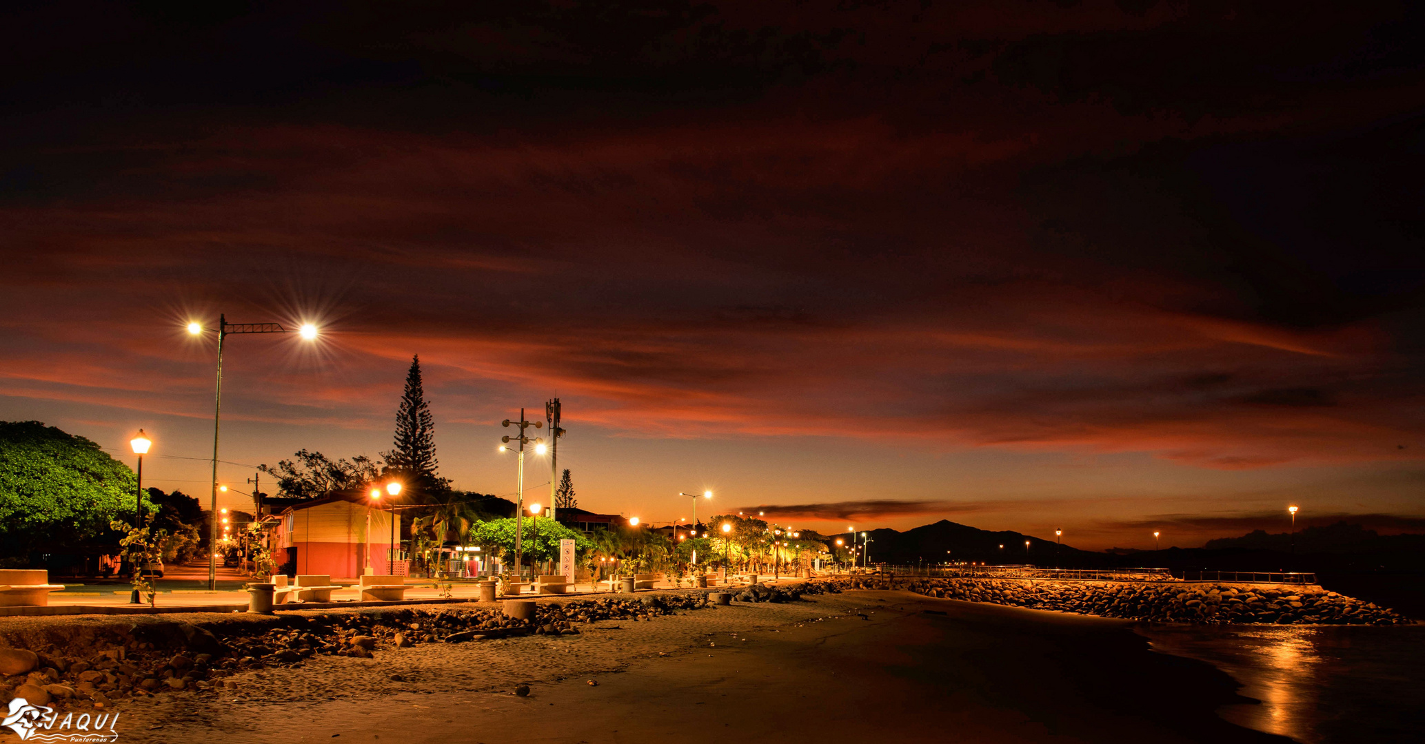 Amanecer en la playa del Barrio el Carmen, Puntarenas Costa Rica.