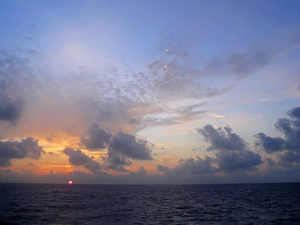 Amanecer en medio del Golfo de México