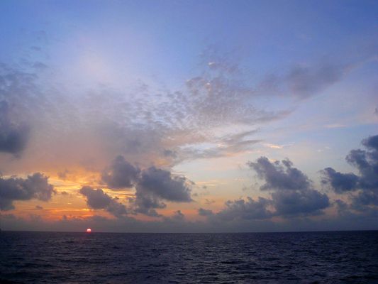 Amanecer en medio del Golfo de México