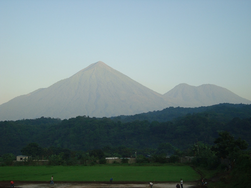 Amanecer en Pochuta, ante los volcanes Atitlan y Toliman.