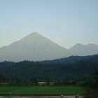 Amanecer en Pochuta, ante los volcanes Atitlan y Toliman.