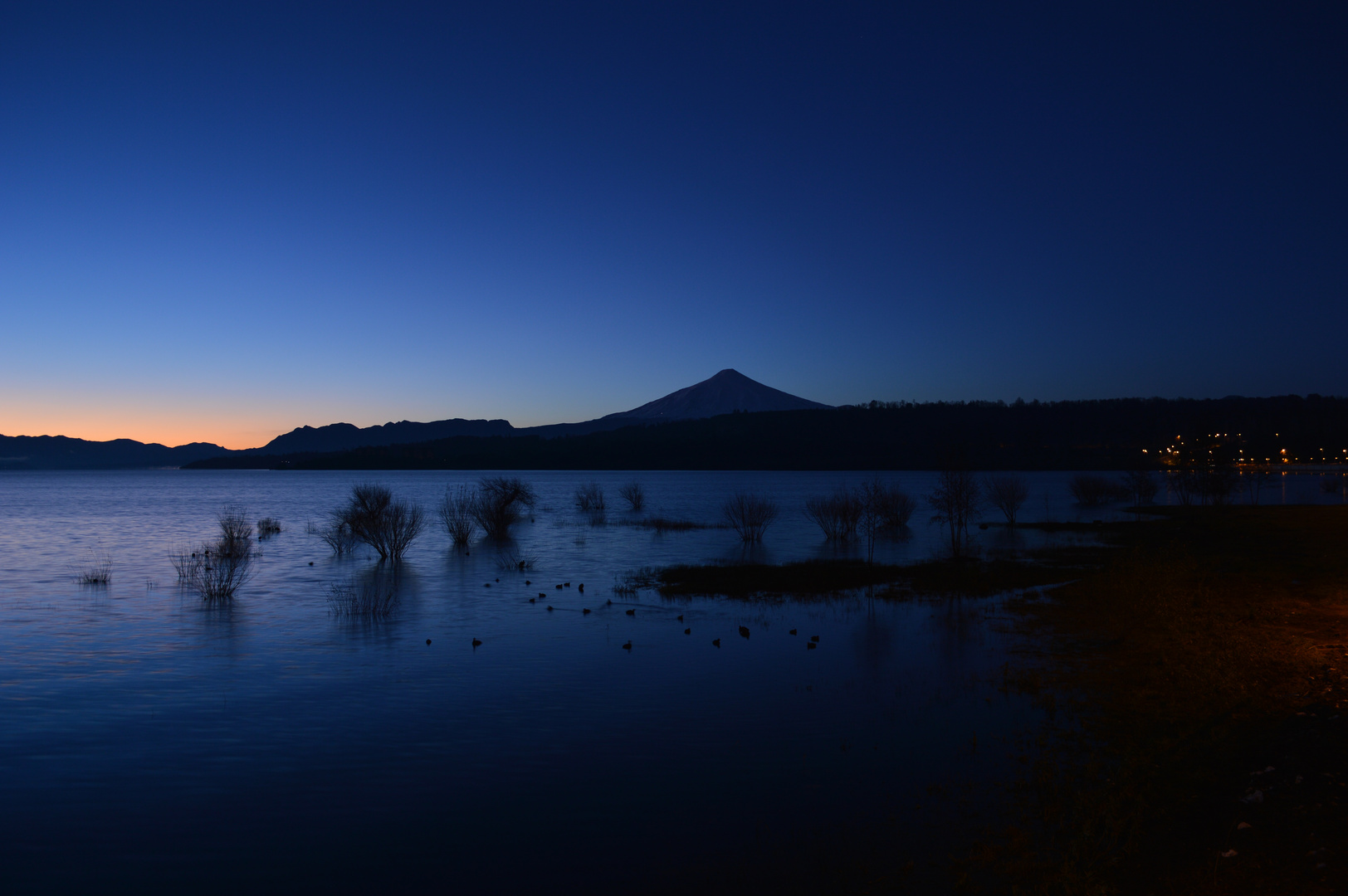 Amanecer lago y volcan Villarrica