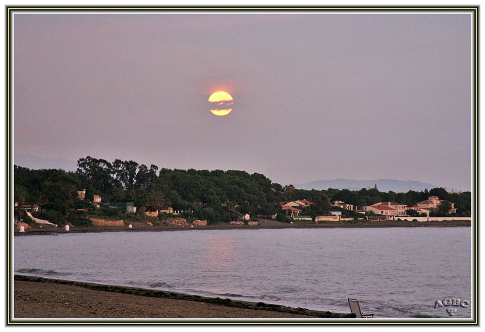 Amanecer lunar. Estepona (Malaga)