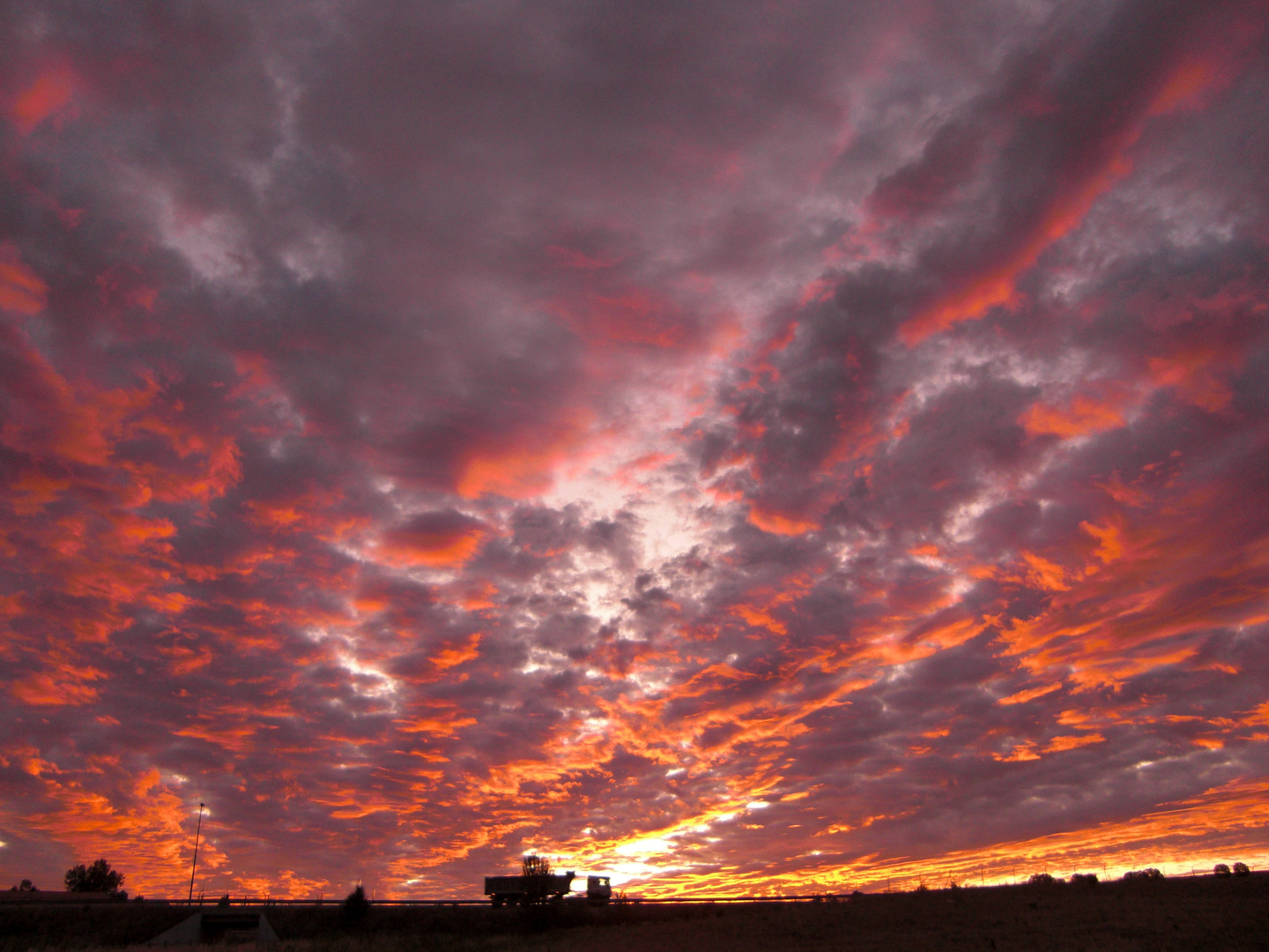 Amanecer:Camion saliendo del infierno