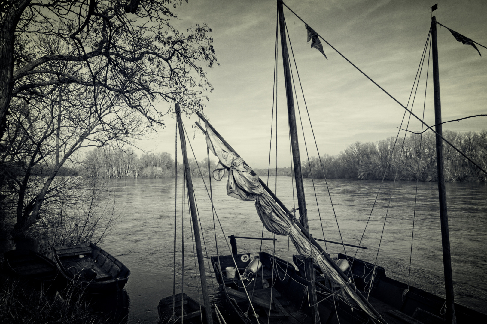 Amarré en bord de Loire, un fûtreau, bateau de pêche à voile carrée